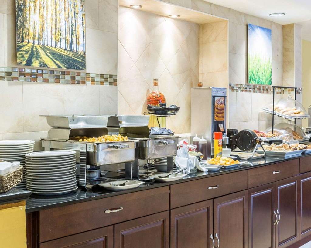 Clarion Hotel Somerset - New Brunswick Ресторан фото